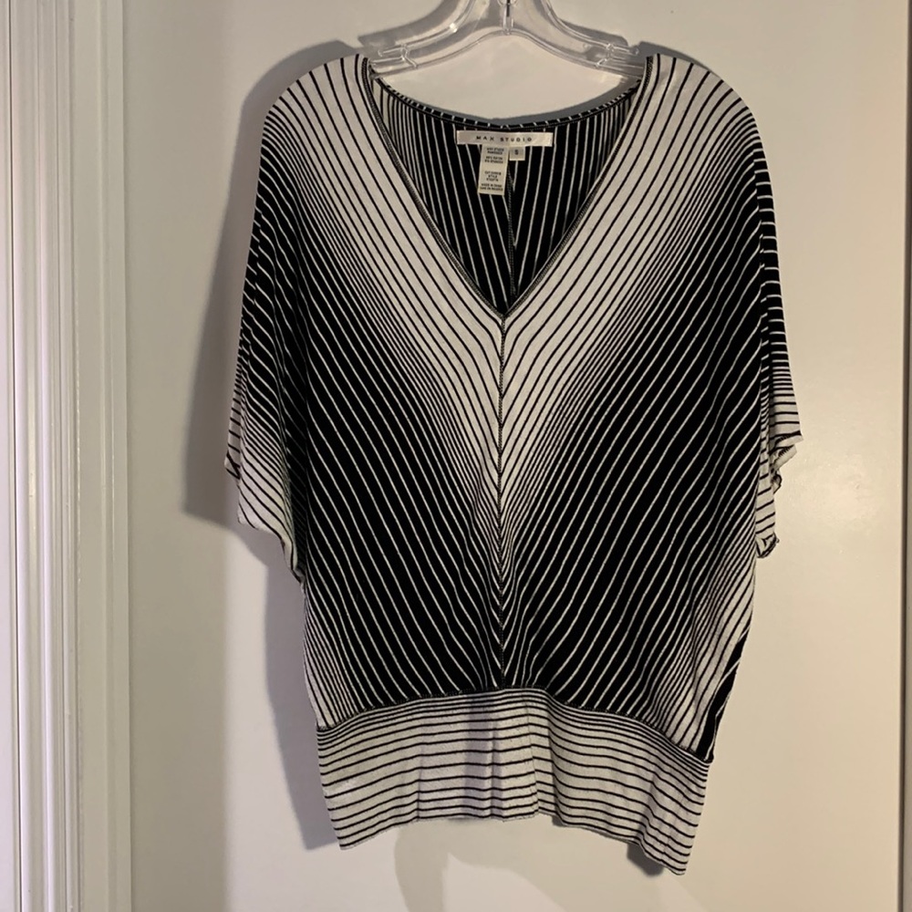 Black & White stripe V-neck Dolman-sleeve top. Banded bottom S. VG Condition